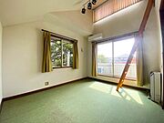 大きな窓から明るい日差しが差し込みます 