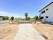 幹線道路から1本入った現地は、想像以上に静かに感じられます。 