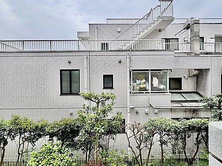 あたりには住宅を中心とした建物が広がります。