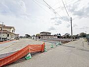 住民の方が主に利用する交通量少なめの道路に面してます。 