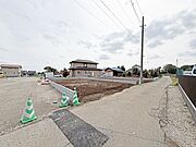 土地を見て、間取りが気になりましたら、すぐに図面を引ける設計士さんをご紹介することも出来ます。ご相談ください。 