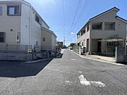 車通りの少ない閑静な住宅地、のびのびした子育てに適します。 