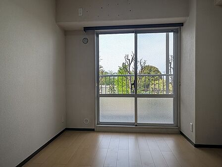 今からここを誰のお部屋にしようか、そんな洋室。