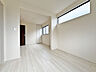 室内：将来的には間仕切りして2部屋に変更可能な洋間。成長に合わせた間取り変更が可能なタイプ。 