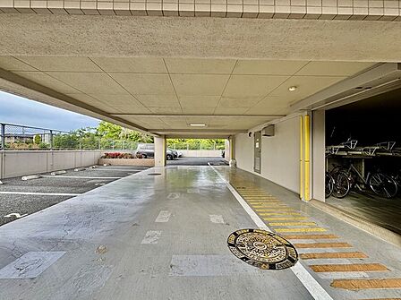 マンション敷地内の駐車スペース