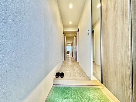玄関を開けたらシューズボックス、使いやすい配置です。