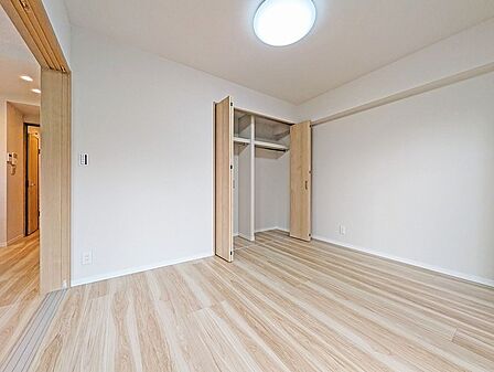 今からここを誰のお部屋にしようか、そんな洋室。