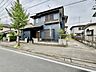 外観：前面道路は歩道も整備され、小さなお子様にも安心です。 