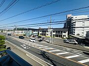 前面の住まいとの距離感があるから、圧迫感を感じません。 