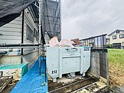 マイカースペースを1台分確保。現地で車幅と共にご確認ください。 