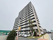 タイル張りの荘厳な外観は、マンションならでは。 