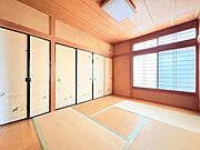 日本人ならやっぱり和室。日当たりのいいこのお部屋でゴロゴロできます。 