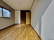 リフォーム工事中。リフォーム工事中。住宅街の2階南向きのお部屋です。日当たりはご覧のとおり。 