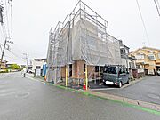 駐車が苦手な方にも嬉しい、前面6ｍ道路に面した住まい。 