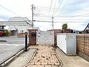 アプローチからの玄関がおしゃれな住宅。出発も帰宅も楽しみになるかも。 