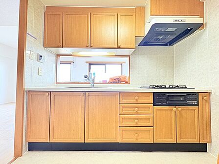 手を伸ばせばそこに収納が。安定した使用感の吊戸棚つきのキッチン空間。