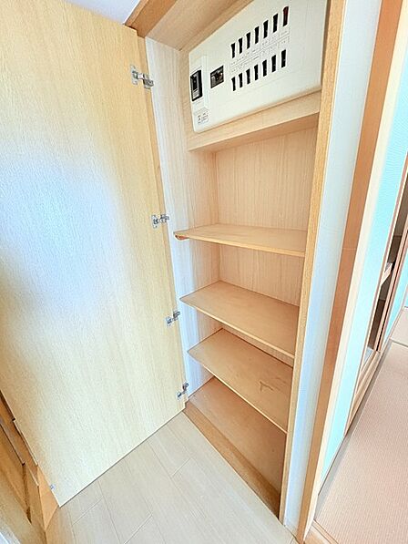 廊下や玄関の共用部には、こんな収納があるととっても便利です。