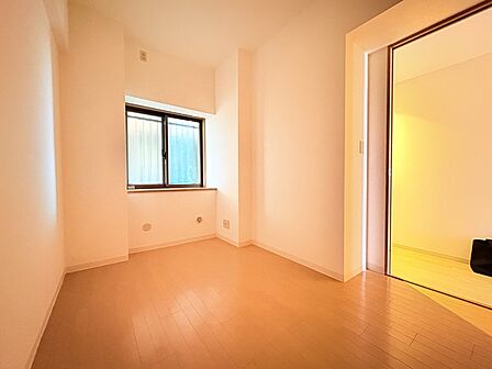 お部屋としても利用できるサービスルームは、4．6帖あります。