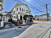 車通りの少ない閑静な住宅地、のびのびした子育てに適します。 