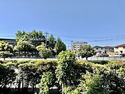 前面の住まいとの距離感があるから、圧迫感を感じません。 