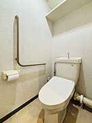 お手洗いこそシンプルな清潔感が重要、白いクロスに白いお手洗いを配置しました。 