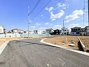 車通りの少ない閑静な住宅地、のびのびした子育てに適します。 