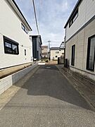 住民の方が主に利用する交通量少なめの道路に面してます。 