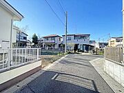 住民の方が主に利用する交通量少なめの道路に面してます。 