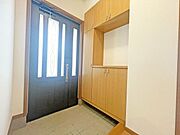 玄関を開けたらシューズボックス、使いやすい配置です。 