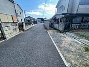 住民の方が主に利用する交通量少なめの道路に面してます。 
