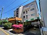 外観：車の通りも少ない閑静な住宅地に建つマンション。子育てにも、第二の人生にも。 