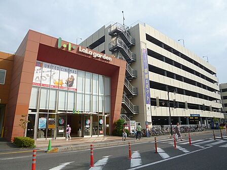 ララガーデン春日部　営業時間10：00～20：00（2140m）