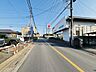 外観：前面道路は歩道も整備され、小さなお子様にも安心です。 