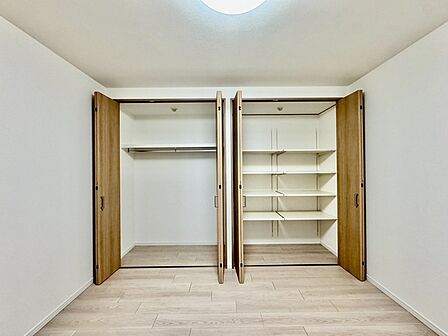お絵かき、工作、自由研究。お子様の思い出もたっぷり収められる大型収納。