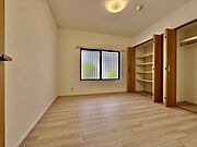 大きな窓から明るい日差しが差し込みます 