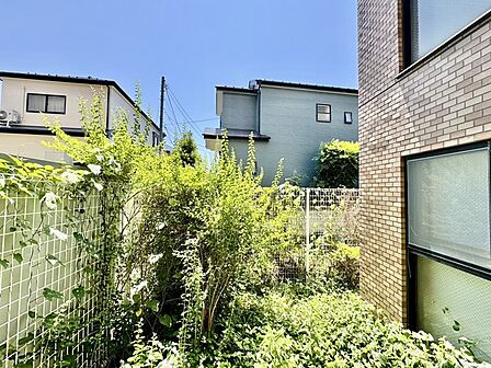前面の住まいとの距離感があるから、圧迫感を感じません。