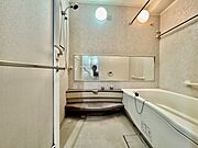 リノベーション工事前。1坪広さを設けた浴室でゆったりバスタイム。 
