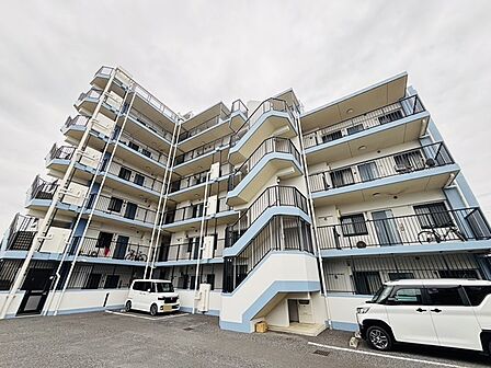 タイル張りの荘厳な外観は、マンションならでは。