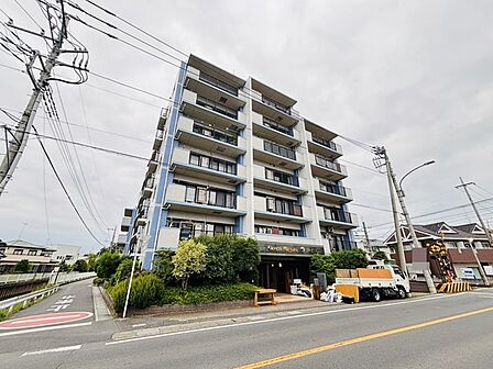 タイル張りの外観が迎える永住邸。