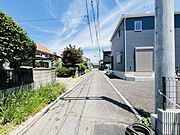 住民の方が主に利用する交通量少なめの道路に面してます。 