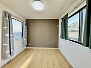 大きな窓から明るい日差しが差し込みます 
