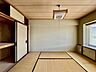 和室：リフォーム工事前。たっぷりの陽光と、心地よい風が舞い込みます。 