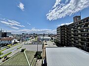 前面の住まいとの距離感があるから、圧迫感を感じません。 