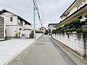 前面道路は歩道も整備され、小さなお子様にも安心です。 