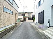 幅員の狭い道ですが、車通りの少ない住宅街に立地してます。 