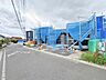 外観：前面道路は歩道も整備され、小さなお子様にも安心です。 
