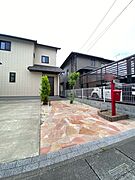 アプローチからの玄関がおしゃれな住宅。出発も帰宅も楽しみになるかも。 
