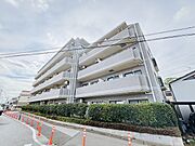 タイル張りの荘厳な外観は、マンションならでは。 