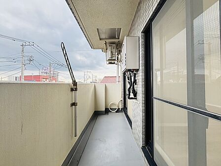 南向きバルコニーでお洗濯ものはいつもカラッと乾きます。 