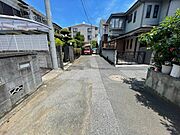 住民の方が主に利用する交通量少なめの道路に面してます。 